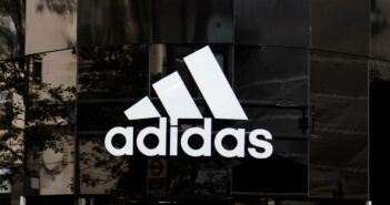 adidas – Vom kleinen Schuhmacher aus Deutschland zum globalen Marktführer (Foto: AdobeStock 283043772 ink drop)